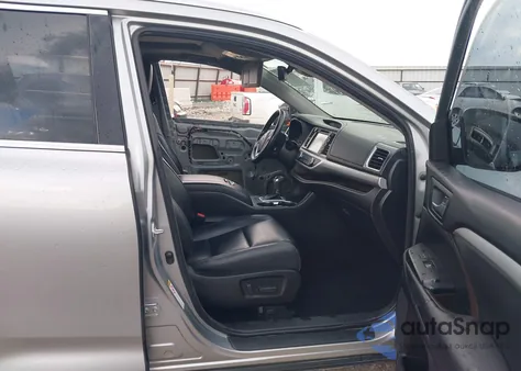2018 Toyota Highlander Xle z USA, uszkodzony, nr VIN 5TDKZRFH6JS527765